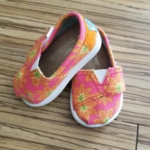 Baby girl tiny toms size T3